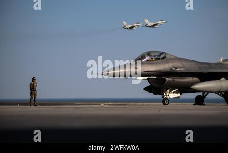 Zwei Royal Bahraini F-16 Fighting Falcons starten, während sich ein F-16 Fighting Falcon der US Air Force auf ein Taxi an einem unbekannten Ort innerhalb des US Central Command Area of Responsibility vorbereitet, 14. Januar 2024. Die USA betreiben zusammen mit den Partnerländern eine äußerst agile Kampftruppe, die die fortschrittlichsten Plattformen nutzt, um Aggressionen abzuschrecken und Stabilität in der Region zu gewährleisten. Stockfoto