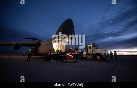 Die US-Luftstreitkräfte, die der 9. Airlift Squadron zugeordnet sind, und die Crew von Lockheed Martin laden einen geostationären Operational Environmental Satellite der National Oceanic and Atmospheric Administration auf eine C-5M Super Galaxy auf der Buckley Space Force Base, Colorado, 22. Januar 2024. GOES-U wird in der Lage sein, Unwetter zu überwachen, Vulkanausbrüche zu erkennen, die Temperatur an Land und Meer zu messen, Notfallhelfer bei Waldbränden frühzeitig zu warnen und Sonneneruptionen zu beobachten, die die Telekommunikation auf und um die Erde beeinträchtigen könnten. Stockfoto