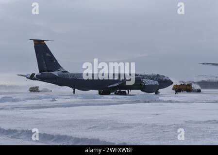 Mitglieder der 185th Air Betanking Wing Civil Engineering Squadron der Iowa Air National Guard entfernen am 9. Januar 2024 Schnee aus dem Rampenbereich in der Nähe der Einheiten KC-135 Stratotanker Flugzeuge in Sioux City, Iowa. Das zweitägige Schneereignis fiel vom Montag, den 8. Bis Dienstag, den 9. Januar 2024, über 14 Zentimeter Schnee in West-Iowa. Foto der U.S. Air National Guard Senior Maser Sgt. Vincent de Groot Stockfoto