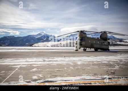 Soldaten des 2. General Support Aviation Battalion, 4. Aviation Regiment, 4. Combat Aviation Brigade, 4. Infanteriedivision, führen am 9. Januar 2024 am Telluride National Airport, Colorado, Wartungsarbeiten an der Boeing CH-47 Chinook durch. Der H-47 Chinook ist der erste Schwerhubschrauber für die USA. Er ist ein hochentwickelter Tandemrotor-Hubschrauber für mehrere Missionen, der sich in Fracht- und Truppentransporten, Such- und Rettungsaktionen, Evakuierung von Unfällen, Sondereinsätzen, humanitärer Hilfe und Katastrophenhilfe und vielem mehr bewährt hat. Stockfoto