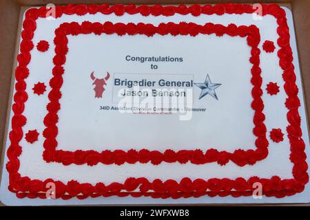 Armee Brig. General Jason Benson, Assistant Division Commander – Manöver der 34. Red Bull Infantry Division der Minnesota National Guard, wird während einer Veranstaltung im Minnesota State Capitol am 13. Januar 2024 befördert. Die Beförderung kommt, als Benson und mehr als 500 Red Bulls sich auf einen bevorstehenden Einsatz im Nahen Osten vorbereiten. „Wir befördern Menschen nicht zum Brigadegeneral, weil sie es bereits getan haben“, sagte Generalmajor Charles Kemper, Kommandeur der 34. Infanteriedivision. „Wir fördern sie auf der Grundlage ihres Führungspotenzials.“ Stockfoto