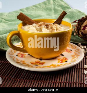 Typisch brasilianisches süßes Dessert, Canjica. Weißer Maisbrei mit Zimt und Kokosnuss. Konsumiert während der Juni-Feierlichkeiten (Festa Junina) Stockfoto