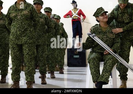 Contralmirante (kolumbianischer Konteradmiral) Beatriz Elena Garcia Restrepo (rechts) trifft sich mit der kolumbianischen Marine Chief Legal Department (rechts) und dem Infatería de Marina Colombia (Kolumbianisches Marine Corps) bei einer Preisverleihung auf der Base de Entrenamiento de Marina in Coveñas, Kolumbien, 11. Januar 2023. Nach der Zeremonie und zum ersten Mal in der kolumbianischen Geschichte absolvierten 60 Frauen das Juramento de Bandera de Infantes de Marina, nachdem sie drei Monate lang Rekrutierungstraining absolviert hatten und in die Reihen der kolumbianischen Marineinfanterie eintraten. Die US-Marines nahmen an der Zeremonie Teil, um sol zu zeigen Stockfoto