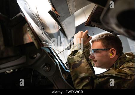 Airman Ayrik Starcher, 911th Maintenance Squadron, Lehrling zur strukturellen Instandhaltung von Flugzeugen, entfernt eine festsitzende Schraube aus dem Triebwerk einer C-17 Globemaster III auf der Pittsburgh International Airport Air Reserve Station, Pennsylvania, 18. Januar 2024. Schrauben an Flugzeugen müssen aufgrund von Verschleiß, Korrosion oder Beschädigung möglicherweise ausgetauscht werden. Dies ist entscheidend, um die strukturelle Integrität und die Gesamtsicherheit des Flugzeugs aufrechtzuerhalten. Stockfoto