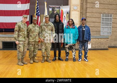 Captain Cameron Ward, Kommandeur der 1863er Jahre, Generalmajor Rodney Boyd, Assistant Adjutant General – Army of the Illinois National Guard und Kommandeur der Illinois Army National Guard, Sgt. Dejuan Patterson, nach der Mobilisierungs- und Beförderungszeremonie in der Northwest Armory in Chicago am 5. Januar versammelten sich ein Militärhäuptling mit der 1863. und Pattersons Familie für ein Gruppenfoto. Boyd überreichte Patterson während der Zeremonie eine Kommandomünze als Zeichen des Respekts und drückte großes Vertrauen in Patterson und seine neuen Führungsaufgaben aus. Stockfoto