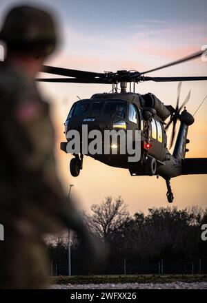 Ein Soldat mit Echo Kompanie, 1. Bataillon (Sturm-Hubschrauber-Bataillon), 244. Aviation Regiment, 90. Truppenkommando, Oklahoma Army National Guard beobachtet einen UH-60 Black Hawk Hubschrauber, der am 10. Januar 2024 in Fort Cavazos, Texas, startet. Die 244. AHB unterzog sich einer rigorosen Mobilisierungstraining zur Vorbereitung ihres bevorstehenden Einsatzes im Kosovo zur Unterstützung der Operation Joint Guardian. (Oklahoma National Guard Stockfoto