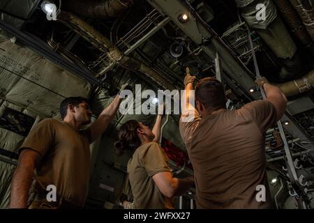 Die Mitglieder des US Air Force Aeromedical Evakuation and Critical Care Air Transport Teams (CCATT) bereiten ein C-130H Hercules Flugzeug vor, das der 75th Expeditionary Airlift Squadron zugewiesen wurde, um medizinische Notfallverfahren in Camp Lemonnier, Djibouti, am 12. Januar 2024 durchzuführen. Ein CCATT besteht aus einem Arzt, einer Intensivpflegekraft und einem Atemtherapeuten. Stockfoto