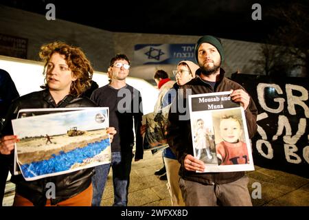 Jerusalem, Israel. Februar 2024. Israelische Aktivisten halten während der Demonstration Plakate. Etwa 20 israelische Aktivisten versammelten sich vor dem Museum of Tolerance Jerusalem (MOTJ), um zu protestieren, Anti-Kriegs-Parolen zu singen und einen Waffenstillstand für Gaza am 1. Februar 2024 in Jerusalem zu fordern. Demonstranten trugen Bilder von Opfern der israelischen Angriffe auf Gaza. Quelle: SOPA Images Limited/Alamy Live News Stockfoto