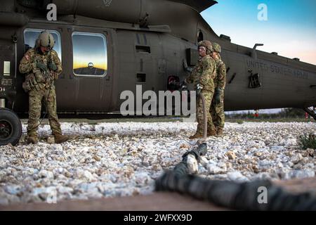 Soldaten mit Echo Kompanie, 1. Bataillon (Sturmhubschrauberbataillon), 244. Aviation Regiment, 90. Truppenkommando, Oklahoma Army National Guard tanken einen UH-60 Black Hawk Hubschrauber Fort Cavazos, Texas, 10. Januar 2024. Die 244. AHB absolvierte ein rigoroses Vorbereitungstraining zur Vorbereitung ihrer bevorstehenden Entsendung im Kosovo zur Unterstützung der Operation Joint Guardian. (Oklahoma National Guard Stockfoto