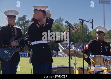 U.S. Marines mit der 2nd Marine Division (MARDIV) Band, Marines Smile während eines Halbzeitauftritts an der University of North Carolina Pembroke, in Pembroke, North Carolina, am 1. September 2023. Veranstaltungen wie diese ermöglichen es den Marines von 2d MARDIV, der lokalen Gemeinde etwas zurückzugeben. Stockfoto