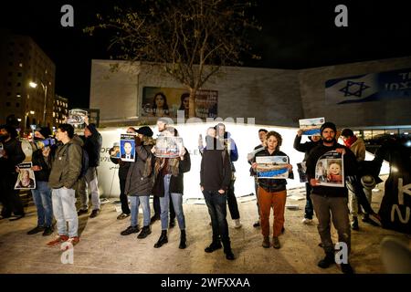 Jerusalem, Israel. Februar 2024. Israelische Aktivisten halten während der Demonstration Plakate. Etwa 20 israelische Aktivisten versammelten sich vor dem Museum of Tolerance Jerusalem (MOTJ), um zu protestieren, Anti-Kriegs-Parolen zu singen und einen Waffenstillstand für Gaza am 1. Februar 2024 in Jerusalem zu fordern. Demonstranten trugen Bilder von Opfern der israelischen Angriffe auf Gaza. Quelle: SOPA Images Limited/Alamy Live News Stockfoto