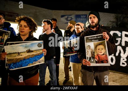 Jerusalem, Israel. Februar 2024. Israelische Aktivisten halten während der Demonstration Plakate. Etwa 20 israelische Aktivisten versammelten sich vor dem Museum of Tolerance Jerusalem (MOTJ), um zu protestieren, Anti-Kriegs-Parolen zu singen und einen Waffenstillstand für Gaza am 1. Februar 2024 in Jerusalem zu fordern. Demonstranten trugen Bilder von Opfern der israelischen Angriffe auf Gaza. Quelle: SOPA Images Limited/Alamy Live News Stockfoto