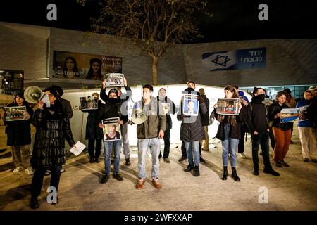 Jerusalem, Israel. Februar 2024. Israelische Aktivisten halten während der Demonstration Plakate. Etwa 20 israelische Aktivisten versammelten sich vor dem Museum of Tolerance Jerusalem (MOTJ), um zu protestieren, Anti-Kriegs-Parolen zu singen und einen Waffenstillstand für Gaza am 1. Februar 2024 in Jerusalem zu fordern. Demonstranten trugen Bilder von Opfern der israelischen Angriffe auf Gaza. Quelle: SOPA Images Limited/Alamy Live News Stockfoto