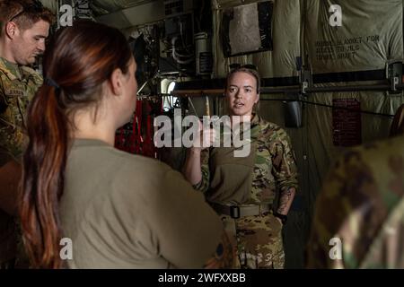 Sam Stilwell, Verbindungsbeamter des Joint Personals Recovery Center Aeromedical Evakuation (AE), unterhält medizinisches Personal vor der Durchführung der Ausbildung in Camp Lemonnier, Djibouti, 12. Januar 2024. Die Mission des AE-Systems der Air Force ist es, Patienten, die zwischen medizinischen Behandlungseinrichtungen transportiert werden, zeitsensibel und einsatzkritisch zu versorgen. Stockfoto