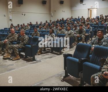 US-Marines und Bewohner der Basis mit der Marine Corps Air Station Futenma sehen sich ein Video während einer Dr. Martin Luther King Jr. Feier auf MCAS Futenma, Okinawa, Japan, 17. Januar 2023 an. Während der Feier lernte Marines in Videos und Liedern über Rassenunrecht und die Hoffnung auf eine bessere Zukunft über Dr. King und die politischen Bewegungen seiner Zeit. Nachdem sie sich für die Förderung der Chancengleichheit versprochen hatten, verbanden die Marines Waffen und sangen zusammen und zeigten ihre Einheit und ihr Engagement für Gleichberechtigung. Stockfoto