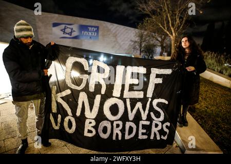 Jerusalem, Israel. Februar 2024. Israelische Aktivisten halten während der Demonstration ein Banner. Etwa 20 israelische Aktivisten versammelten sich vor dem Museum of Tolerance Jerusalem (MOTJ), um zu protestieren, Anti-Kriegs-Parolen zu singen und einen Waffenstillstand für Gaza am 1. Februar 2024 in Jerusalem zu fordern. Demonstranten trugen Bilder von Opfern der israelischen Angriffe auf Gaza. (Foto: Saeed Qaq/SOPA Images/SIPA USA) Credit: SIPA USA/Alamy Live News Stockfoto