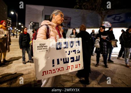 Jerusalem, Israel. Februar 2024. Ein israelischer Aktivist hält während der Demonstration ein Plakat. Etwa 20 israelische Aktivisten versammelten sich vor dem Museum of Tolerance Jerusalem (MOTJ), um zu protestieren, Anti-Kriegs-Parolen zu singen und einen Waffenstillstand für Gaza am 1. Februar 2024 in Jerusalem zu fordern. Demonstranten trugen Bilder von Opfern der israelischen Angriffe auf Gaza. (Foto: Saeed Qaq/SOPA Images/SIPA USA) Credit: SIPA USA/Alamy Live News Stockfoto