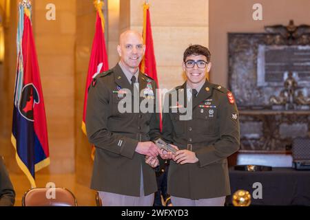 Armee Brig. General Jason Benson, Assistant Division Commander – Manöver der 34. Red Bull Infantry Division der Minnesota National Guard, wird während einer Veranstaltung im Minnesota State Capitol am 13. Januar 2024 befördert. Die Beförderung kommt, als Benson und mehr als 500 Red Bulls sich auf einen bevorstehenden Einsatz im Nahen Osten vorbereiten. „Wir befördern Menschen nicht zum Brigadegeneral, weil sie es bereits getan haben“, sagte Generalmajor Charles Kemper, Kommandeur der 34. Infanteriedivision. „Wir fördern sie auf der Grundlage ihres Führungspotenzials.“ Stockfoto