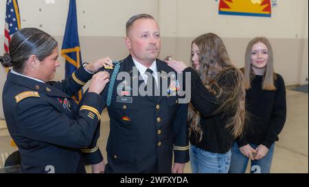 Major Joshua Rapp wurde am 17. Januar 2024 während einer Zeremonie im Ashland Armory Headquarters des 1st Battalion, 186th Infantry Regiment, 41st Infantry Brigade Combat Team der Oregon Army National Guard zum Oberst befördert. Brig. General Eric J. Riley leitete die Zeremonie und leistete den Amtseid an den neu beförderten Lt. Col. Rapp. Rapp' Frau, Chief Warrant Officer 3 klar Rapp, und seine Töchter hatten die Ehre, seinen neuen Rang während der Zeremonie zu festigen. Lt. Col. Rapp ist ein traditioneller ziviler Soldat in der Nationalgarde und ist als Projektmanager für die Schätzung bei tätig Stockfoto