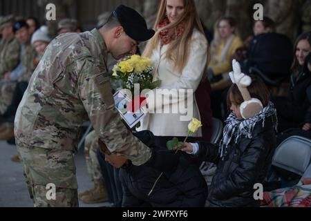 Während der Aktivierungszeremonie des 1. Bataillons, 6. Feldartillerie-Regiments (1-6 FAR) der Charlie Battery Tower Barracks, Grafenwoehr, Deutschland, 10. Januar 2024, erhalten die Gäste Blumen. C BTRY, 1-6 FAR war die erste amerikanische Einheit, die im Oktober 1917 während des Ersten Weltkriegs eine Runde auf dem europäischen Kontinent abfeuerte. Stockfoto