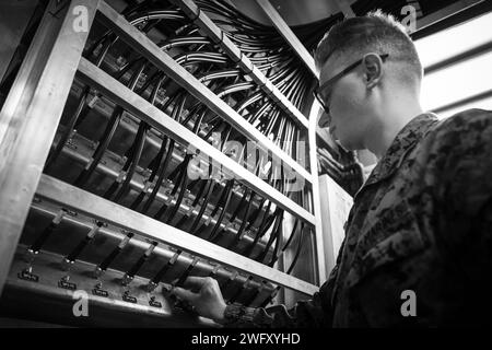 United States Marine Corps CPL. Seth Doran, ein Techniker für Flugzeugkommunikations-/Navigationssysteme bei Air Traffic Control, Headquarters and Headquarters Squadron, Marine Corps Air Station (MCAS) New River, führt am 4. Januar 2024 vorbeugende Funkwartung auf dem MCAS New River in Jacksonville, North Carolina durch. Doran ist MCAS New River Go-Getter of the Month im Dezember 2023 und nominiert für den Aviation Technician of the Year 2023. Stockfoto