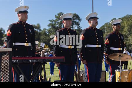 Die U.S. Marines mit der 2nd Marine Division (MARDIV) Band standen während der Hymn des Marine Corps im Rahmen einer Halbzeitaufführung an der University of North Carolina Pembroke, in Pembroke, North Carolina, am 1. September 2023 auf dem Programm. Veranstaltungen wie diese ermöglichen es den Marines von 2d MARDIV, der lokalen Gemeinde etwas zurückzugeben. Stockfoto