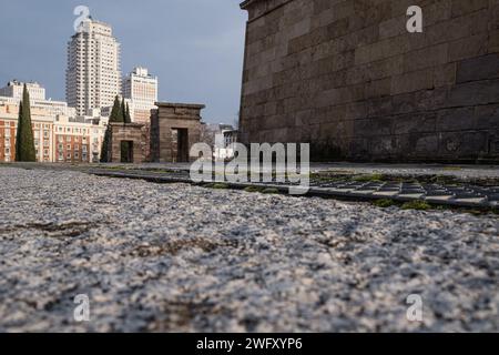 Blick vom Boden auf den Tempel von Debod, ein ägyptischer Tempel in Madrid, Spanien. Der antike Tempel wurde 1968 von Ägypten an Spanien geschenkt. Stockfoto