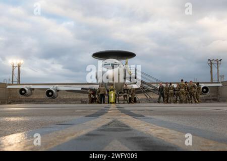 Ein E3 Sentry Airborne Frühwarn- und Kontrollflugzeug der US Air Force, das der 961st Airborne Air Control Squadron zugewiesen ist, parkt am 17. Januar 2024 auf der Fluglinie auf der Kadena Air Base in Japan. Die E-3-Radarsysteme liefern Informationen, die den Verbündeten zur Durchführung von Missionen innerhalb der indopazifischen Region benötigt werden. Stockfoto