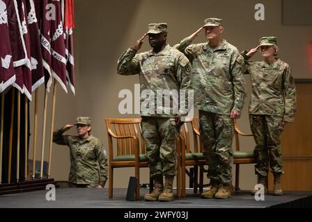 Generalleutnant Mary K. Izaguirre wurde als 46. Surgeon General der US Army vereidigt, während einer Zeremonie, die von General Randy George, dem Generalstabschef der US-Armee, am 25. Januar in der Joint Base San Antonio – Fort Sam Houston stattfand. Stockfoto