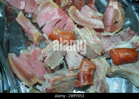 Ein reichhaltiger Teppich mit Aromen, galizischer Cocido mit zartem Schweinefleisch, Chorizo, gekochten Kartoffeln und lebendigem Gemüse Stockfoto