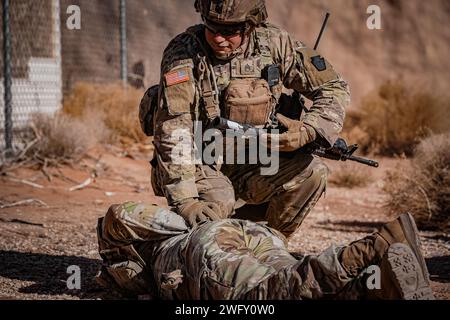 Soldaten der Pennsylvania Army National Guard, Arrow Company, 2nd Battalion, 112th Infantry Regiment, 56th Stryker Brigade werden von Beobachtern, Trainern/Trainern (OC/TS) der 174th Infantry Brigade während ihrer Nachmobilisierungsübung auf Fort Bliss, Texas, am 22. Januar 2024 bewertet. Die OC/TS bewerteten ihre Reaktions- und Reaktionsfähigkeiten, indem sie mehrere Schulungsübungen beobachteten, die realistische und dynamische Simulationen zur Vorbereitung auf eine bevorstehende Einführung beinhalteten. Durch eine realistische Schulung mit Fachexperten soll die Fähigkeit gestärkt werden, in verschiedenen Varianten kompetent zu reagieren und zu reagieren Stockfoto