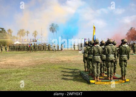 Infantes de Marina de Colombia (kolumbianische Marines) präsentieren ihre nationalen Farben bei der Rekruten-Vereidigung in der Base de Entrenamiento de Marina in Coveñas, Kolumbien, 11. Januar 2023. Zum ersten Mal in der kolumbianischen Geschichte absolvierten 60 Frauen das Juramento de Bandera de Infantes de Marina, nachdem sie drei Monate lang Rekrutierungstraining absolviert hatten und sich in die Reihen der kolumbianischen Marineinfanterie eintraten. Das Women, Peace and Security (WPS)-Programm des US-Südkommandos erkennt die vielfältigen Rollen an, die Frauen als Agenten des Wandels bei der Verhütung und Lösung von Konflikten, der Bekämpfung von Terrorismus und Gewalttaten spielen Stockfoto