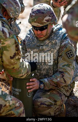 Soldaten der US Army Reserve, die 689th Engineer Company, 841st Engineer Battalion, 926th Engineer Brigade, 412th Theater Engineer Command, führen am 20. Januar 2024 Sprengstoffdurchbrüche und Routenräumübungen im Camp Blanding Joint Training Center in stark, Florida durch. Kampftechniker führen Schulungen durch, um taktisch kompetent in Aufgaben wie dem ordnungsgemäßen Bau von Sprengkörpern, der Zerstörung von Geländehindernissen und dem Durchbrechen von Gebäuden zu bleiben. Stockfoto