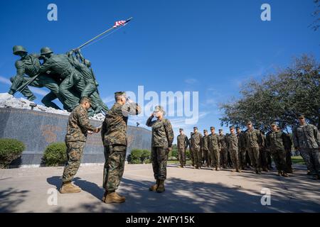Tania T. Zych, ein Produktionsrekrutierer an der Rekrutierungsstation San Antonio, Texas (RS San Antonio), wurde am 6. Januar 2024 vor dem Iwo Jima Monument an der Marine Military Academy in Harlingen, Texas, von Kapitän Luis E. Benavides, dem Operationsoffizier von RS San Antonio, befördert. Stockfoto
