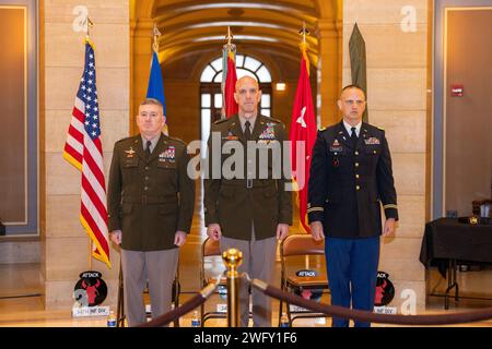 Armee Brig. General Jason Benson, Assistant Division Commander – Manöver der 34. Red Bull Infantry Division der Minnesota National Guard, wird während einer Veranstaltung im Minnesota State Capitol am 13. Januar 2024 befördert. Die Beförderung kommt, als Benson und mehr als 500 Red Bulls sich auf einen bevorstehenden Einsatz im Nahen Osten vorbereiten. „Wir befördern Menschen nicht zum Brigadegeneral, weil sie es bereits getan haben“, sagte Generalmajor Charles Kemper, Kommandeur der 34. Infanteriedivision. „Wir fördern sie auf der Grundlage ihres Führungspotenzials.“ Stockfoto