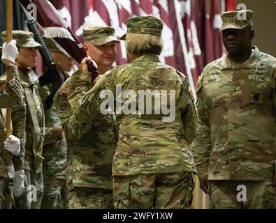 Generalleutnant Mary K. Izaguirre wurde als 46. Surgeon General der US Army vereidigt, während einer Zeremonie, die von General Randy George, dem Generalstabschef der US-Armee, am 25. Januar in der Joint Base San Antonio – Fort Sam Houston stattfand. Stockfoto