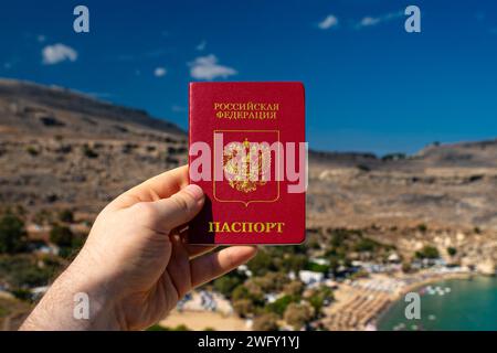 Mann mit russischem Pass vor dem Hintergrund eines tropischen Landes. Stockfoto