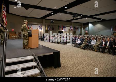 Generalleutnant Mary K. Izaguirre wurde als 46. Surgeon General der US Army vereidigt, während einer Zeremonie, die von General Randy George, dem Generalstabschef der US-Armee, am 25. Januar in der Joint Base San Antonio – Fort Sam Houston stattfand. Stockfoto