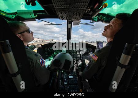 Captain Colton McConnell, Linke, und Kapitän Matthew Helm, 459th Airlift Squadron UH-1N Huey Instruktor Piloten, führen Flugkontrollen an ihren Flugzeugen durch, bevor sie die Yokota Air Base in den Tokyo Rinkai Disaster Prevention Park verlassen, während einer lokalen Katastrophenübung in Japan am 2. September 2023. US-Streitkräfte des US-Armeecamps Zama und der Naval Air Facility Atsugi nahmen ebenfalls an der Katastrophenübung Teil. Stockfoto