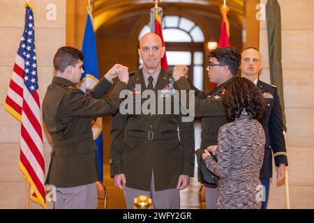 Armee Brig. General Jason Benson, Assistant Division Commander – Manöver der 34. Red Bull Infantry Division der Minnesota National Guard, wird während einer Veranstaltung im Minnesota State Capitol am 13. Januar 2024 befördert. Die Beförderung kommt, als Benson und mehr als 500 Red Bulls sich auf einen bevorstehenden Einsatz im Nahen Osten vorbereiten. „Wir befördern Menschen nicht zum Brigadegeneral, weil sie es bereits getan haben“, sagte Generalmajor Charles Kemper, Kommandeur der 34. Infanteriedivision. „Wir fördern sie auf der Grundlage ihres Führungspotenzials.“ Stockfoto