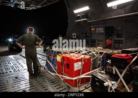 Der Senior Airman Beau Dormer, 9th Airlift Squadron Loadmaster, bereitet sich auf die Entladung einer geostationären Operational Environmental Satellite der National Oceanic and Atmospheric Administration von einer C-5M Super Galaxy der US Air Force im Kennedy Space Center der NASA auf Merritt Island, Florida, am 23. Januar 2024 vor. GOES-U, das letzte Raumschiff der GOES-R-Serie von Wetter- und Klimasatelliten, wurde vor dem geplanten Start im April 2024 von 9th AS Airmen zum Kennedy Space Center der NASA transportiert. Stockfoto