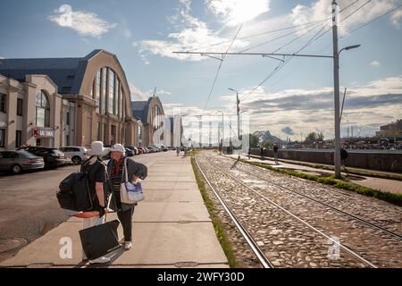 Bild von der Außenseite des Rigaer Zentralmarktes. Riga Central Market ist Europas größter Markt und Basar in Riga, Lettland. Stockfoto