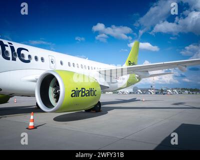 Bild eines Airbus A220 Air Baltic, der auf den Abflug am Flughafen Riga (Rigas Lidosta) wartet. EasyJet Airline Company Limited ist eine britische billigfluggesellschaft Stockfoto