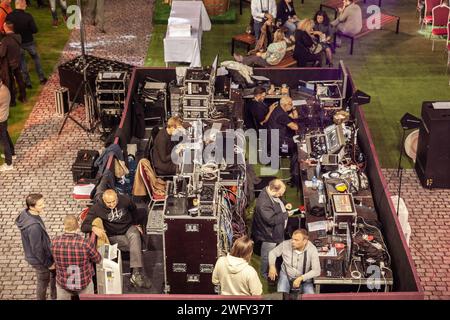 Bild eines Rundfunkkontrollraums in Belgrad, Serbien, mit Menschen, die an der Vorbereitung eines Live-Events arbeiten. Stockfoto