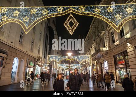 Bild der Belgrader Weihnachtsdekoration auf der Kneza Mihailova (knez mihailo) Straße bei Nacht mit einer Menge Fußgänger zu Fuß in Belgrad, Stockfoto
