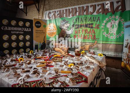 Bild von einem Stand in der Slaninijada, in dem Speck um den besten konkurriert. Es handelt sich um einen Markt, der sich auf geräuchertes Fleisch und Speck spezialisiert hat, der in Ka gehalten wird Stockfoto