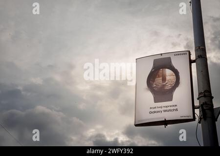 Bild eines Logos von samsung auf einer Galaxienuhr 5 in Belgrad, Serbien. Die Samsung Galaxy Watch 5 (im Stil Samsung Galaxy Watch 5) ist ein Stockfoto