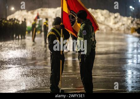 Kommandochef Major Freddie Thompson IV., der hochrangige Berater der 10. Gebirgsdivision Artillerie (DIVARTY), beschreitet die Formation vor dem DIVARTY-Lauf als Teil der St. Barbara’s Day feierte am 25. Januar 2024 in Fort Drum, New York. Die Saison der heiligen Barbara feiert die Schutzpatronin der Feldartillerie, die heilige Barbara. Stockfoto