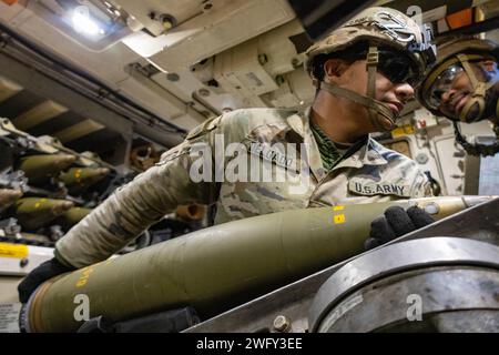 SPC. Brandon Delgado, ein US-Army-Trooper, der Apex Battery, 2. Bataillon, 82. Feldartillerie-Regiment, 3. Armored Brigade Combat Team, 1. Kavalleriedivision, zugeordnet ist, lädt eine Runde in einen M109 Paladin während einer Table XVIII Combined-Artillery-Übung am 17. Januar auf Fort Cavazos, Texas. Die Paladin-Crews unterstützen die Bewegung der Bodenkräfte durch Artilleriefeuer. Stockfoto