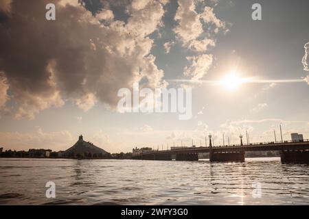 Bild der Skyline von Riga, Lettland, im Sommer über den Fluss Daugava und die rigaer Steinbrücke Riga ist die Hauptstadt und größte Stadt Lettlands, AS Stockfoto
